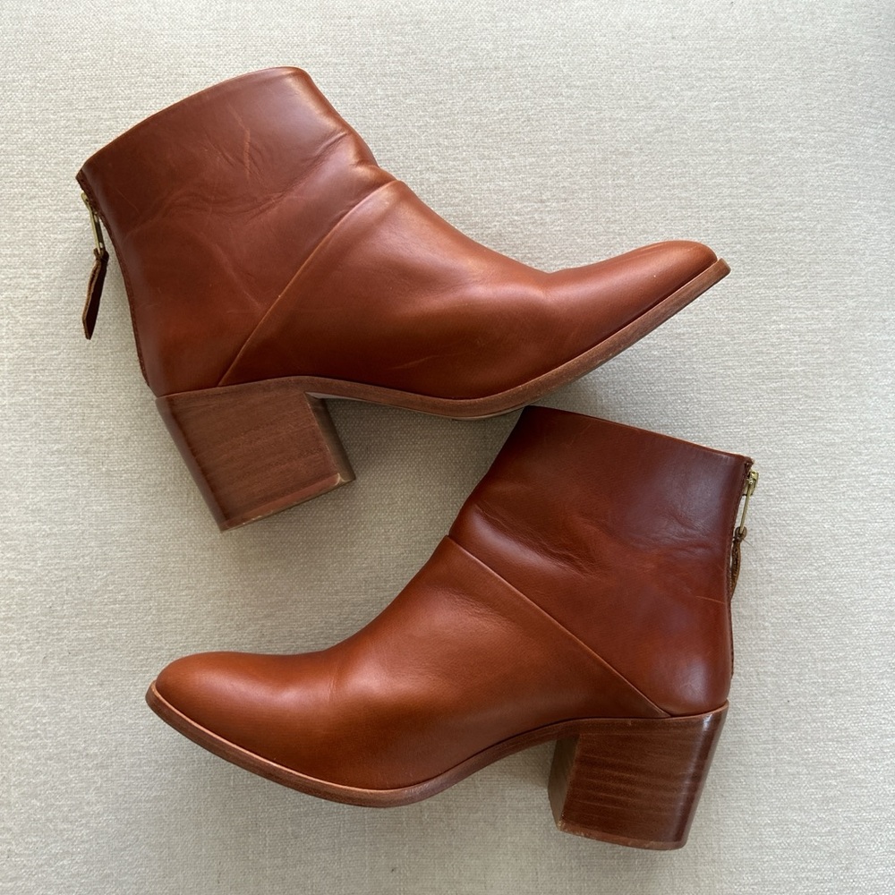 NISOLO: "DARI BOOT"